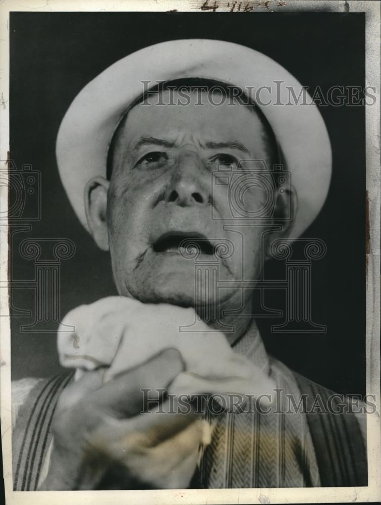 1938 Press Photo Ira Collins Of Lima, OH Feels Under The Weather - Historic Images