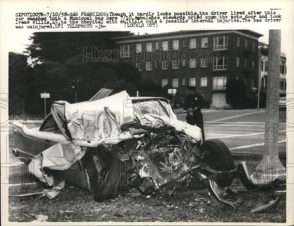 1958 Press Photo Car of Irene Willis after it smashed into a municipal bus - Historic Images