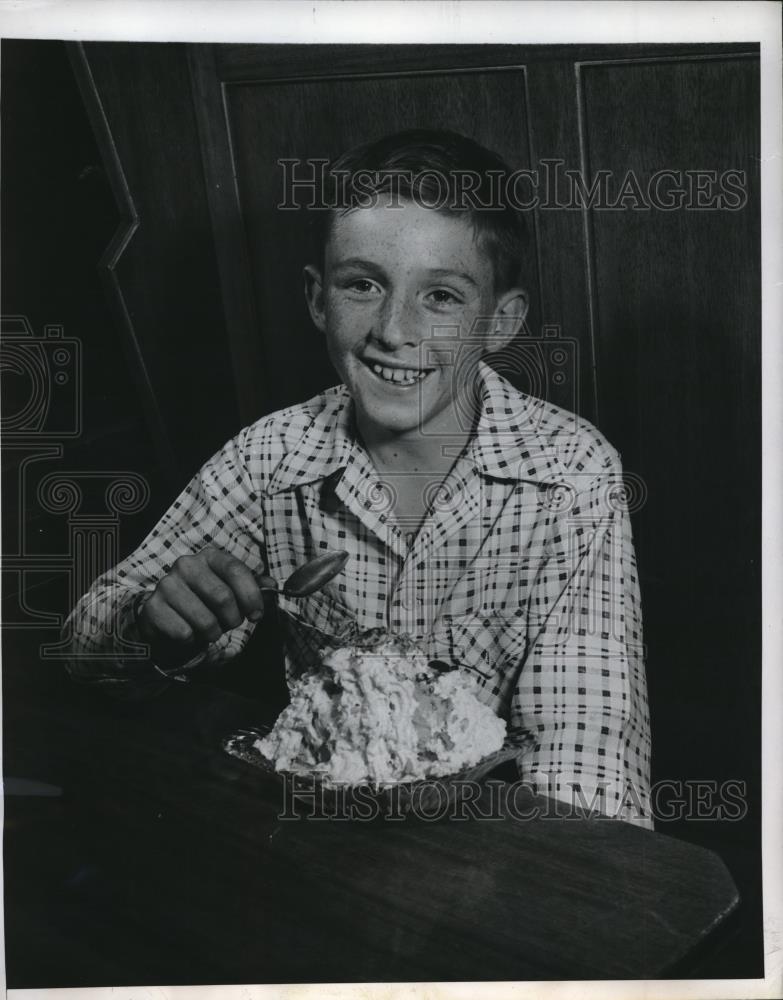 1948 Press Photo Frank Crowl Set To Eat Largest Sundae Ever Made By Amateur - Historic Images