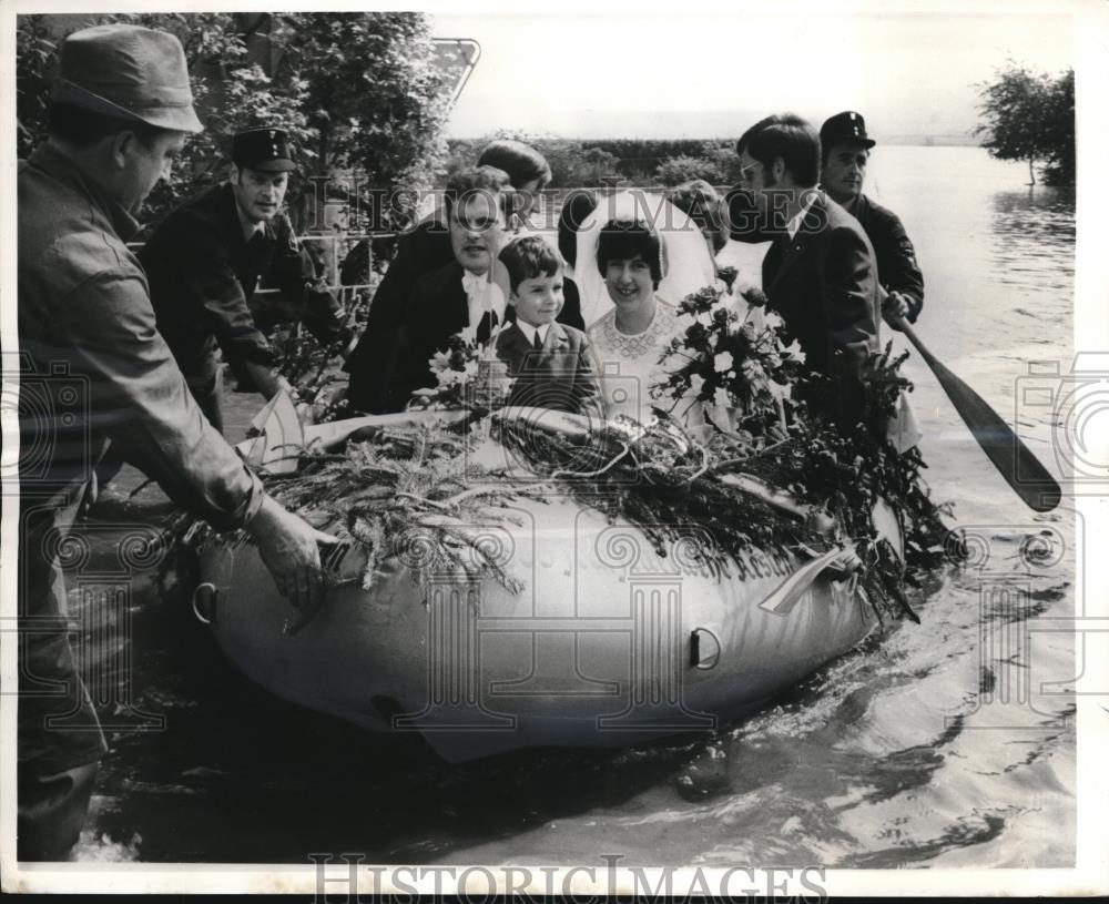 1970 Press Photo Anne Marie Erwin Kasel travel to their wedding - Historic Images