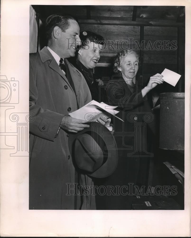 1951 Press Photo Don Elright and his wife with Mrs Wh Spiker of Akron Ohio - Historic Images