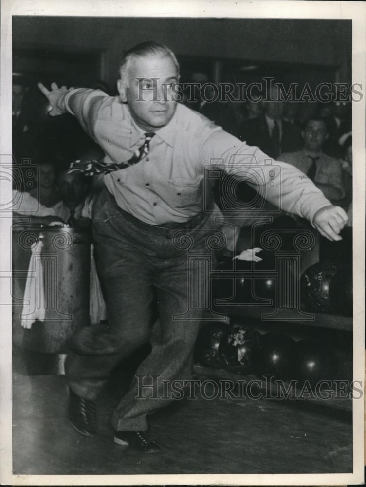 1943 Press Photo Springfield, Ill. Gov Dwight H Green bowling - Historic Images