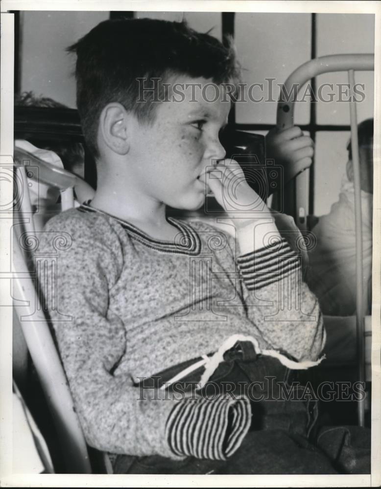 1939 Press Photo Leo Stephens Shows Fascination With Music - Historic Images