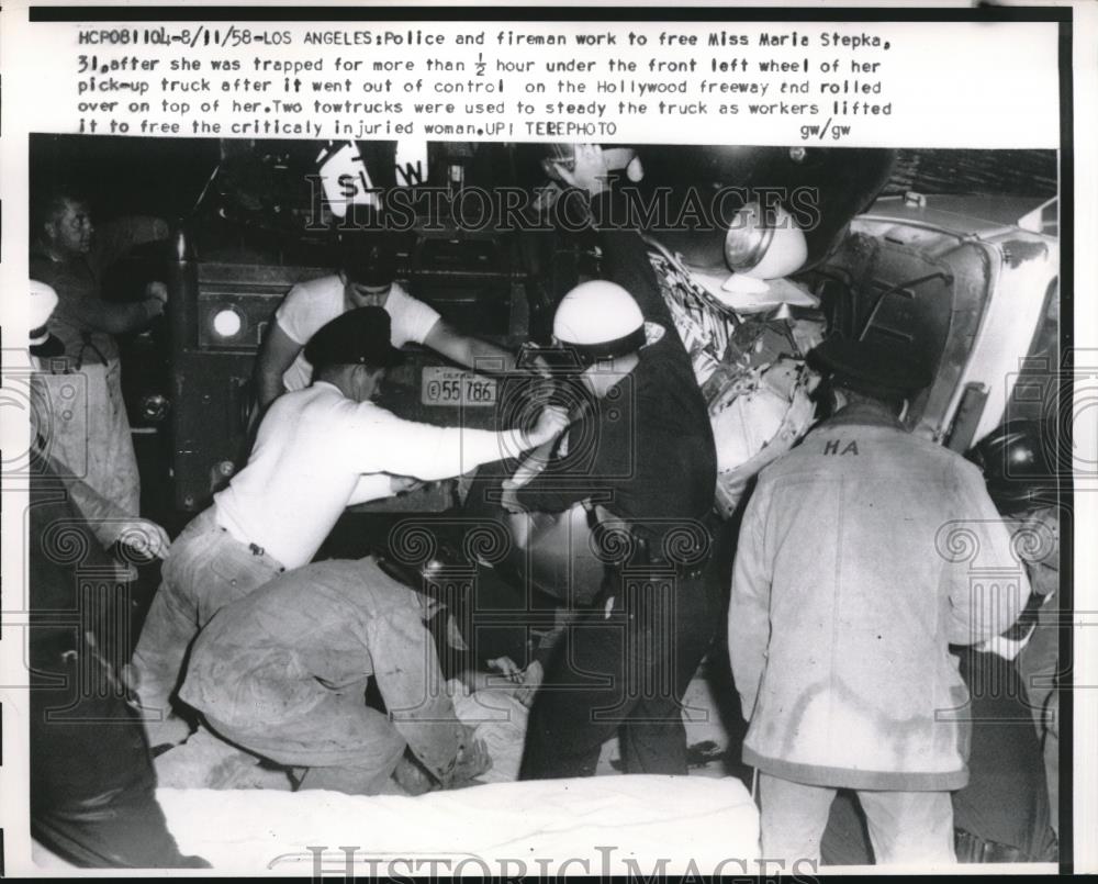 1958 Press Photo Police &amp; firemen trying to free Marie Stepka, trapped - Historic Images