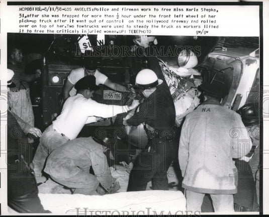 1958 Press Photo Police & firemen trying to free Marie Stepka, trapped - Historic Images