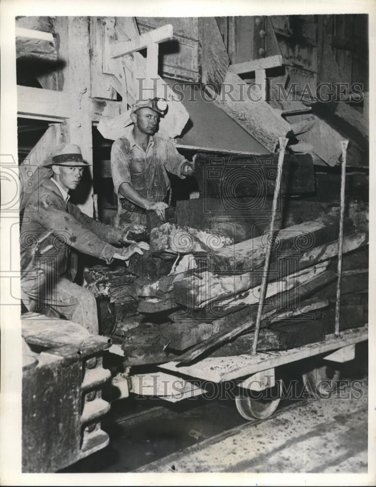 1932 Press Photo Workmen Remove Debris And Timbers From Tunnel Collapse - Historic Images