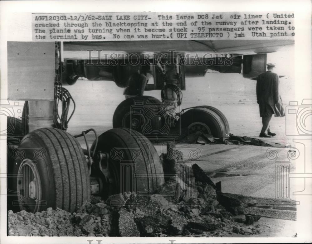 1962 Press Photo DC8 jet tires stuck in tarmac at Salt Lake City, Utah - Historic Images