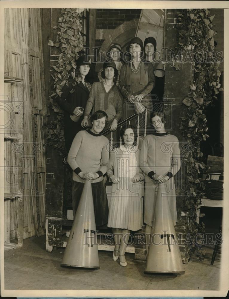 1927 Press Photo debutantes visit Mary Lawlor...star of &quot;Good News&quot; benefit - Historic Images