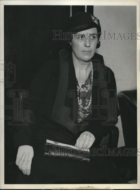 1931 Press Photo Esther Wolf Fights for Husband Walter Wolf Embezzled Money - Historic Images