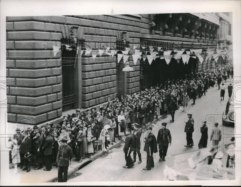 1938 Press Photo Que waiting outside the Opera Comique in Paris, France - Historic Images