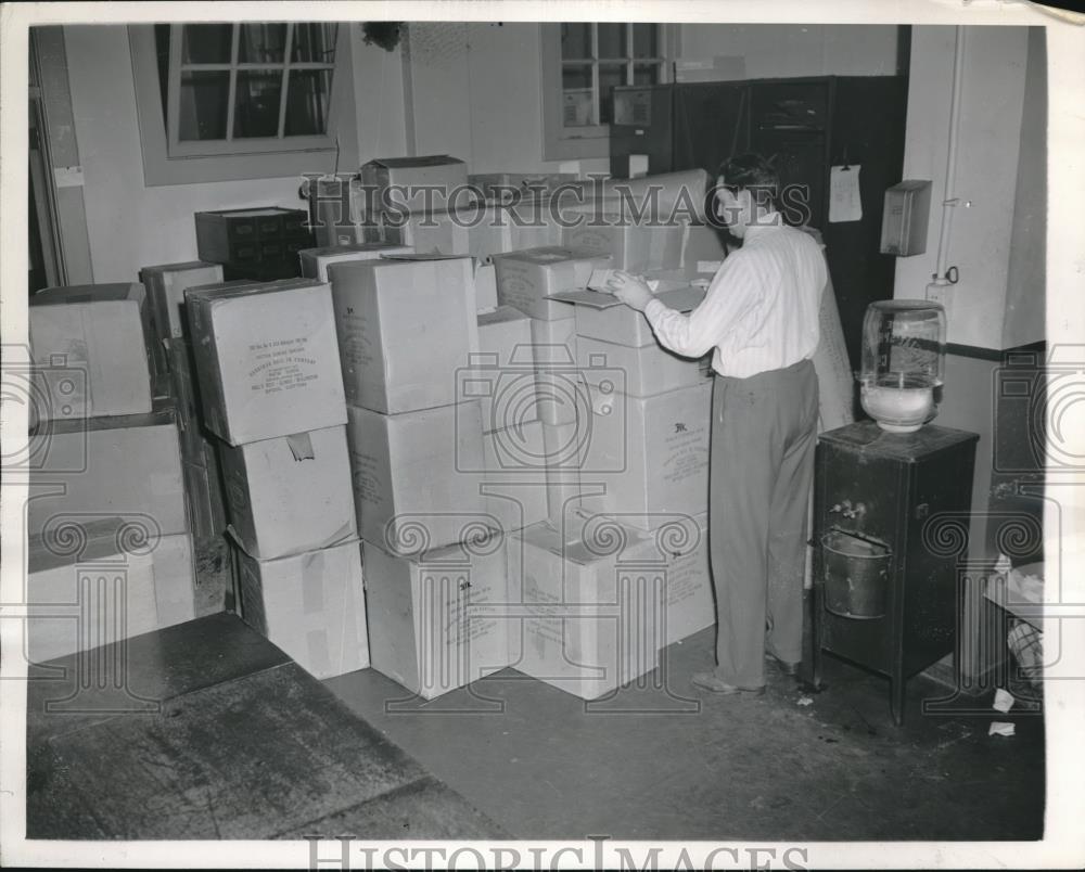 1945 Press Photo Detective examines part of the loot at the Safe &amp; Loft Squad HQ - Historic Images