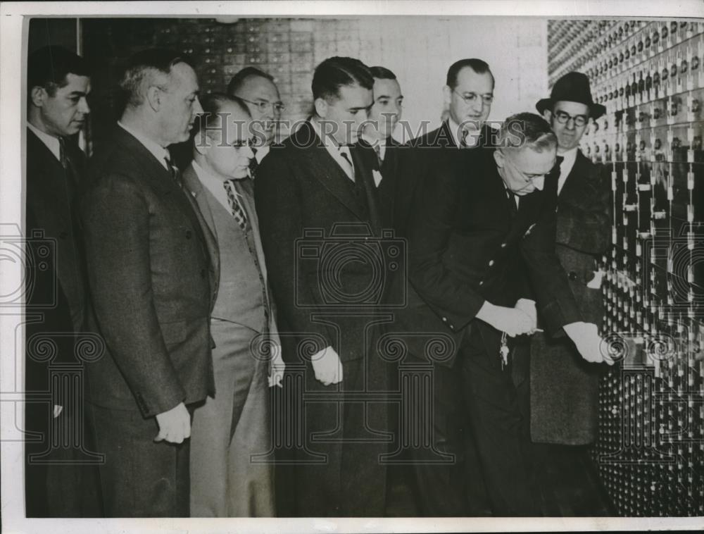 1936 Press Photo Detroit officials check bank deposit box of Harry Tyler - Historic Images