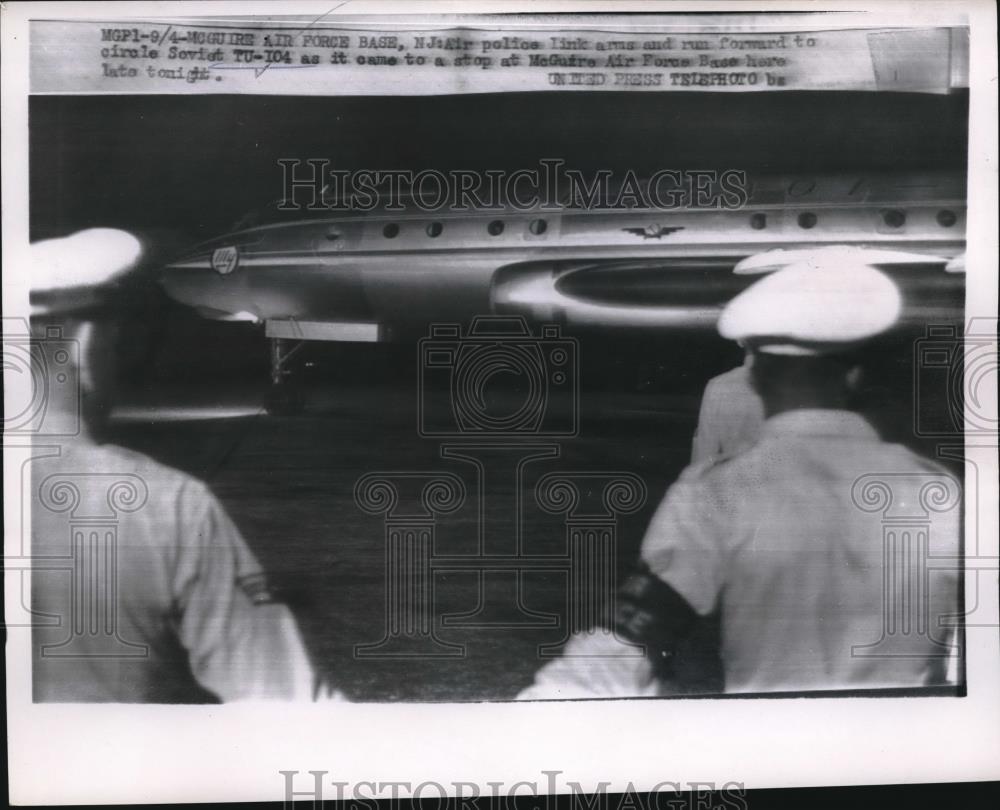 1957 Press Photo McGuire AFB in NJ, Air police &amp; Soviet TU-104 landing - Historic Images