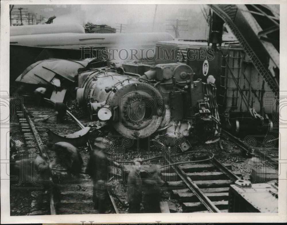 1936 Press Photo Firemen &amp; engineers at Philadelphia Night Express derailment - Historic Images