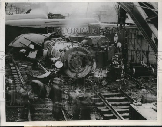 1936 Press Photo Firemen & engineers at Philadelphia Night Express derailment - Historic Images