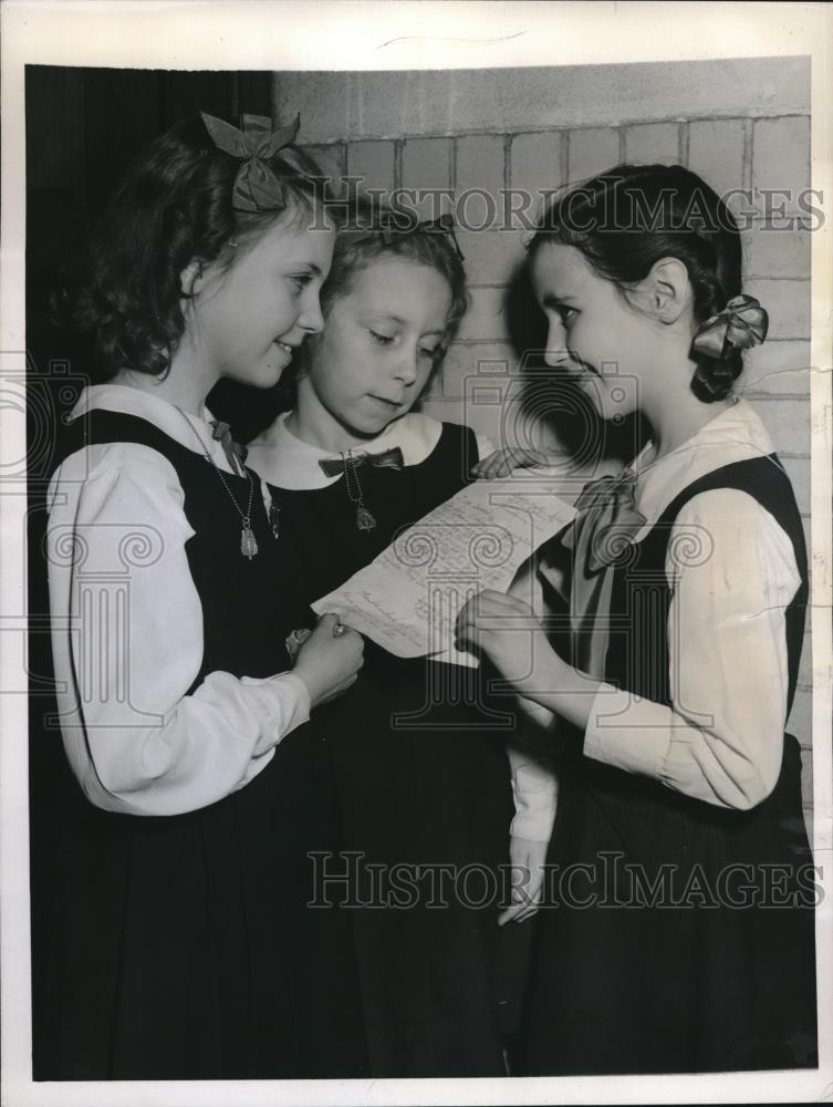 1944 Press Photo At Agatha&#39;s Girls Write General Eisenhower &amp; MacArthur - Historic Images