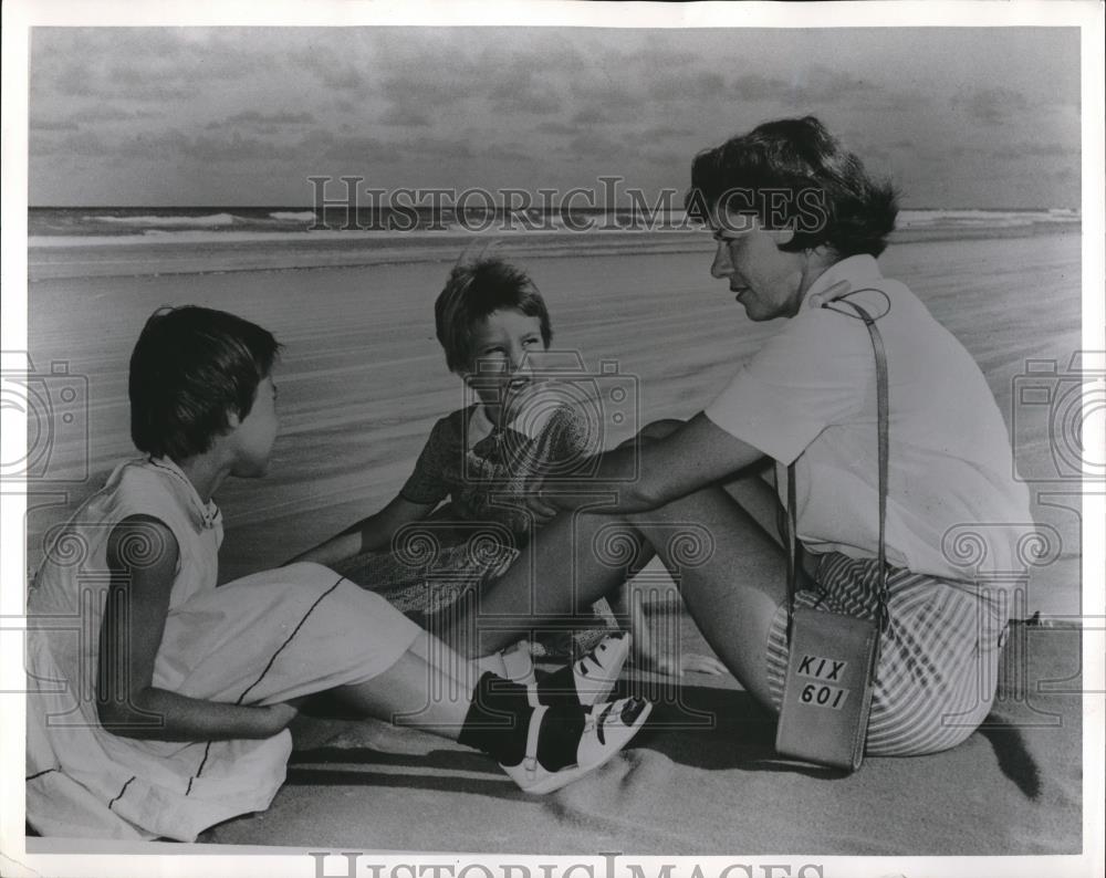 1954 Press Photo Pocket sized portable radio - Historic Images