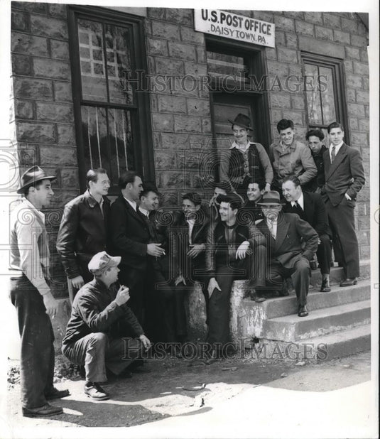 1943 Press Photo Miners ar Post Office Waiting to See when Mine