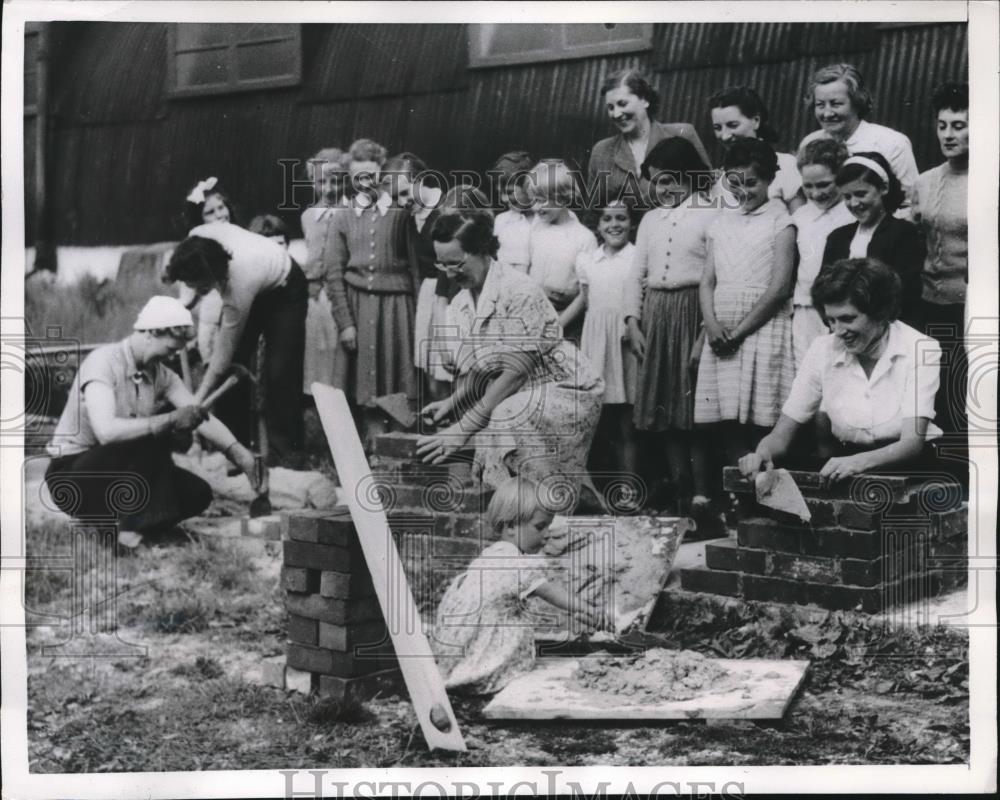 1955 Press Photo Sarisbury,England, Mrs Sheila Walden teaches brickcraft - Historic Images