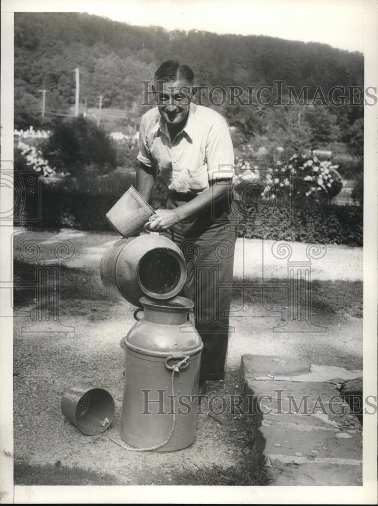 1933 Press Photo Stanley Walters Sorts Trout at New York State Fish Hatchery - Historic Images