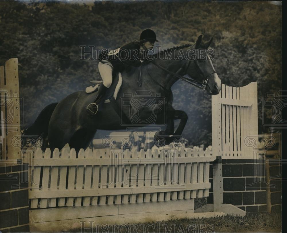 1977 Press Photo Sally Whitney Junior high Point Rider champ Horse Show - Historic Images