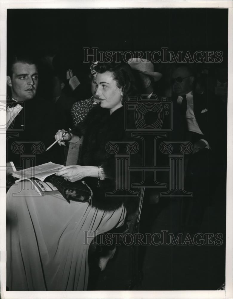 1940 Press Photo Auction Louis Rowan Mrs. Vanderbilt - Historic Images