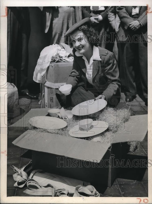 1935 Press Photo Katherine Hartman Chief Hostess Opens Package Of Dinnerware - Historic Images