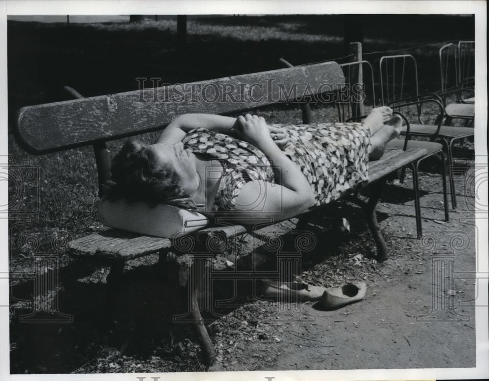 1962 Press Photo Woman Soaks In Sun While Sitting On Bench In Tuileries Garden - Historic Images