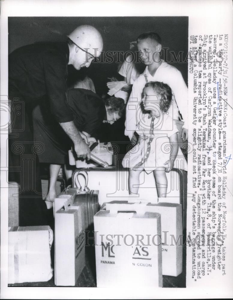 1958 Press Photo Coast Guardsman David Holladay, Carolynn Weidman &amp; Brother Tim - Historic Images