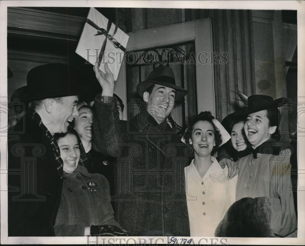 1941 Press Photo Leonard Weisberg, hero cab driver leaving hospital - Historic Images