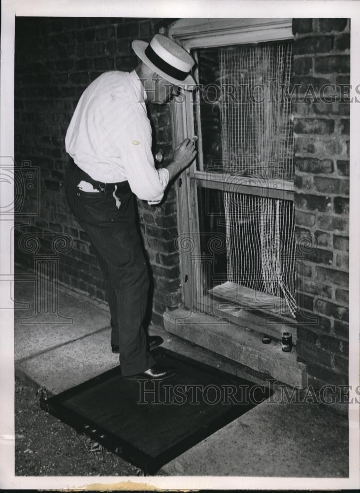 1945 Press Photo Elmer McAvoy of Chicago Bureau of Identification Killer Entered - Historic Images