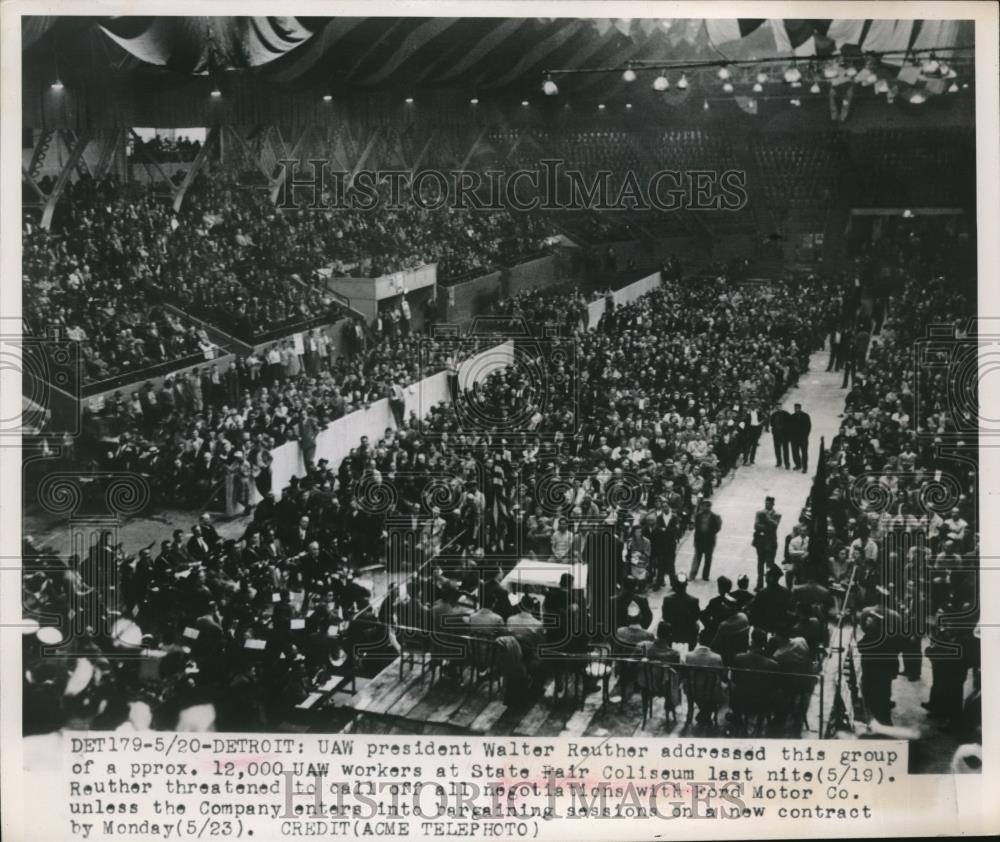 1949 Press Photo UAW Pres. Walter Reuther Addresses Workers in Detroit - Historic Images