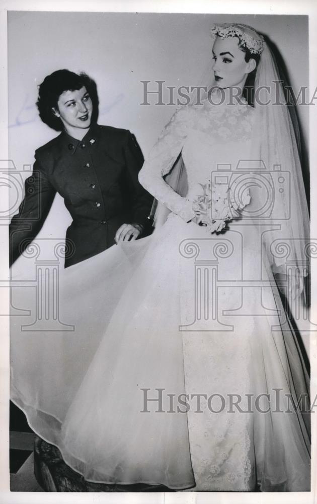 1955 Press Photo WAC private Dorothy Rae Rainey shopping for wedding dress in NY - Historic Images