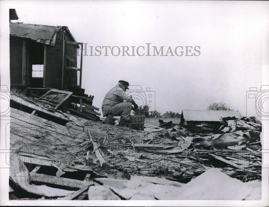 1953 Press Photo Kansas city resident after the flood of the Kansas River - Historic Images