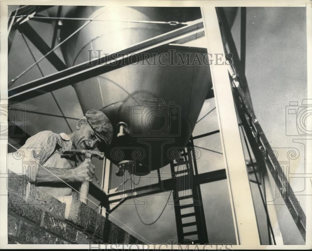 1937 Press Photo Mason laying brickwork around the Atom smasher - Historic Images