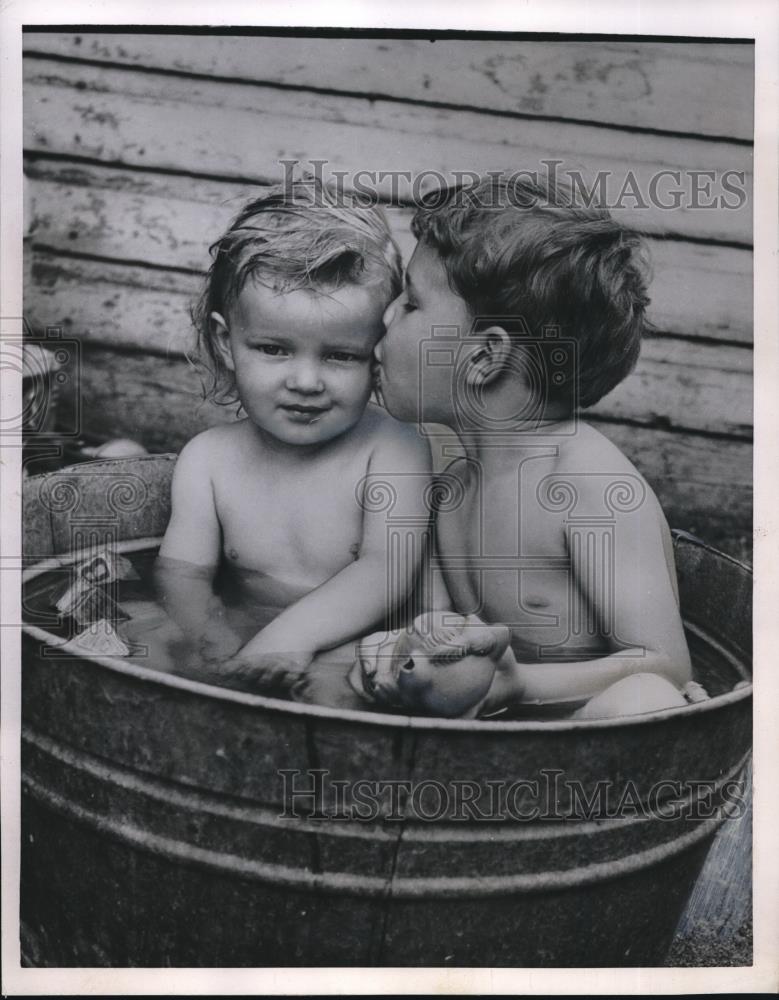 1952 Press Photo Butch Johnson &amp; Sister Sandra Cool Off in Tub of Water - Historic Images