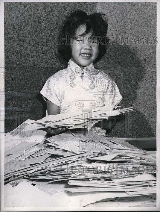 1960 Press Photo UN in NYC, Nadine Foo, age 5 & mail sent to UN from teens - Historic Images