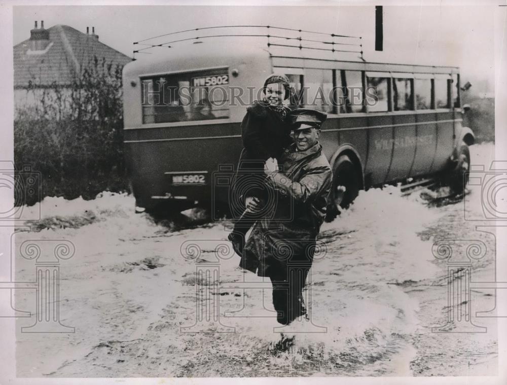 1936 Press Photo Girl Rescued From Flooding In Hampshire England - Historic Images