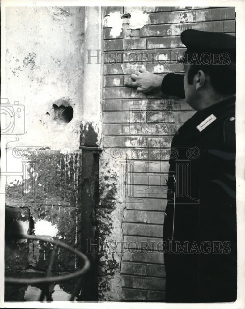 1970 Press Photo Possouli Italy Policeman - Historic Images