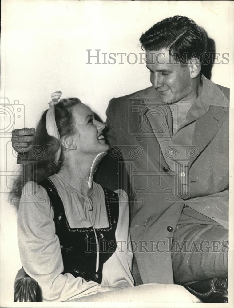 1941 Press Photo Cobina Wright Jr Society Girl &amp; Boyfriend Palmer Beaudette - Historic Images