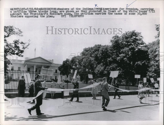 1962 Press Photo Ind. Young Americans picket White House on medicare issue - Historic Images