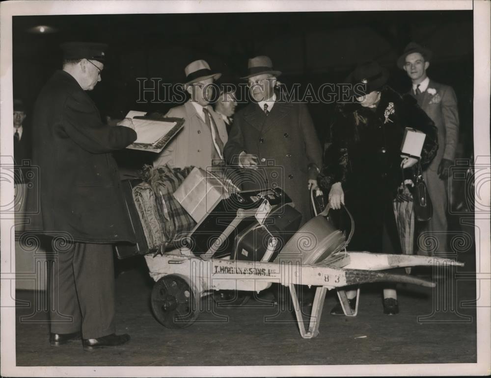 1937 Press Photo Family Has Baggage Checked Over to Hamberg From Pres. Roosevelt - Historic Images