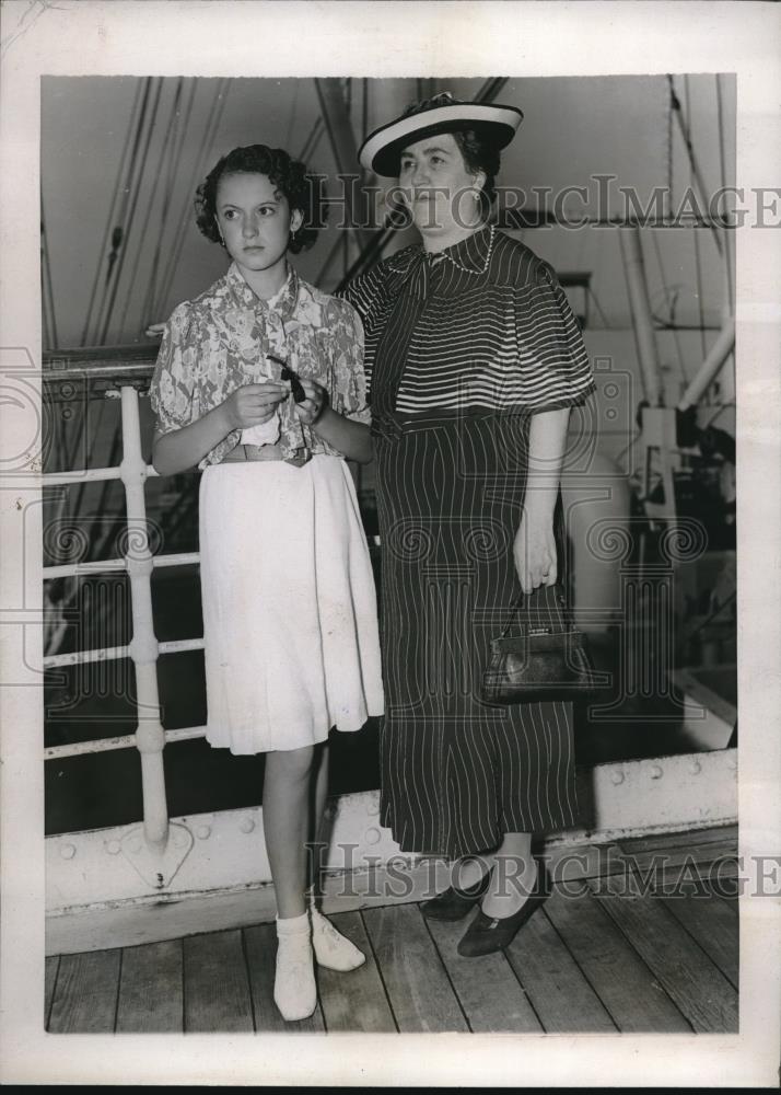 1937 Press Photo Senora Adelaida de Paez Wife of President of Ecuador &amp; Daughter - Historic Images