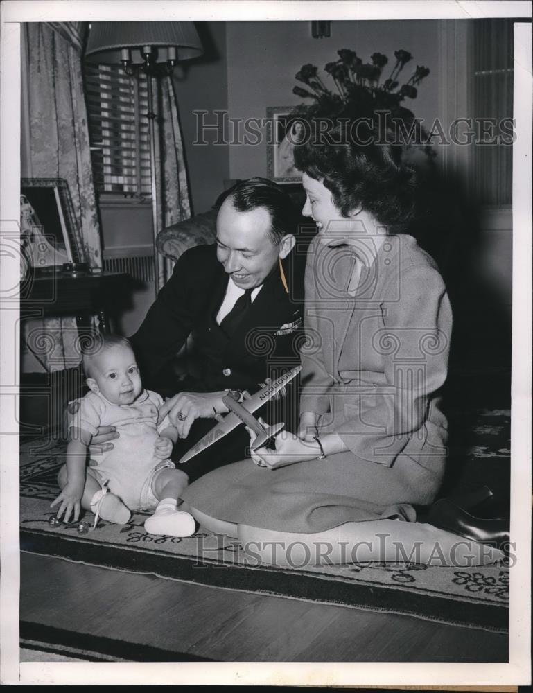 1946 Press Photo Wash.D.C. Cmdr &amp; Mrs Thomas Dantes &amp; son Tom Jr - Historic Images