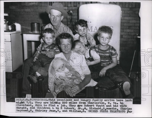 1955 Press Photo Mr & Mrs Robert Wyatt & Family Hiking From Charleston, WV - Historic Images