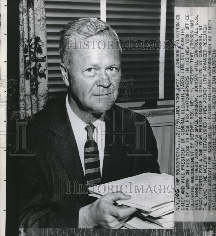 1958 Press Photo Roy Joyhnson Vice President of General Electric in New York - Historic Images