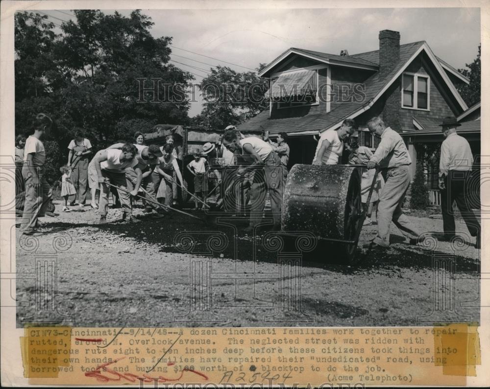 1948 Press Photo Cinncinati, Ohio workers clear debris from streets - neb90068 - Historic Images