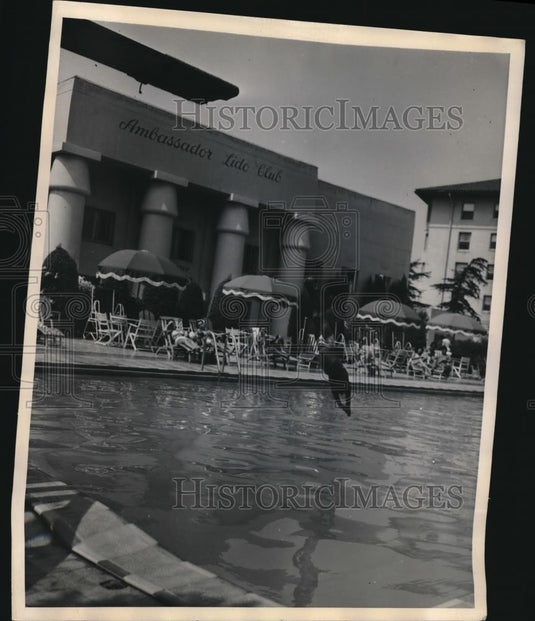 1948 Press Photo Duncan Richardson Executes Perfect Dive From High Tower - Historic Images