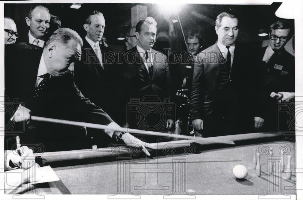 1971 Press Photo Soviet Premier Alexei Kosygin playing skittle pool in Denmark - Historic Images