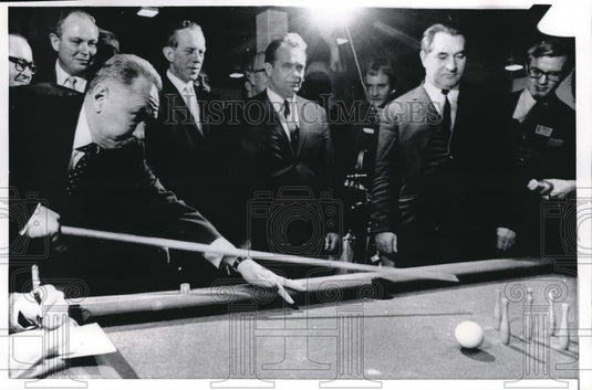 1971 Press Photo Soviet Premier Alexei Kosygin playing skittle pool in Denmark - Historic Images